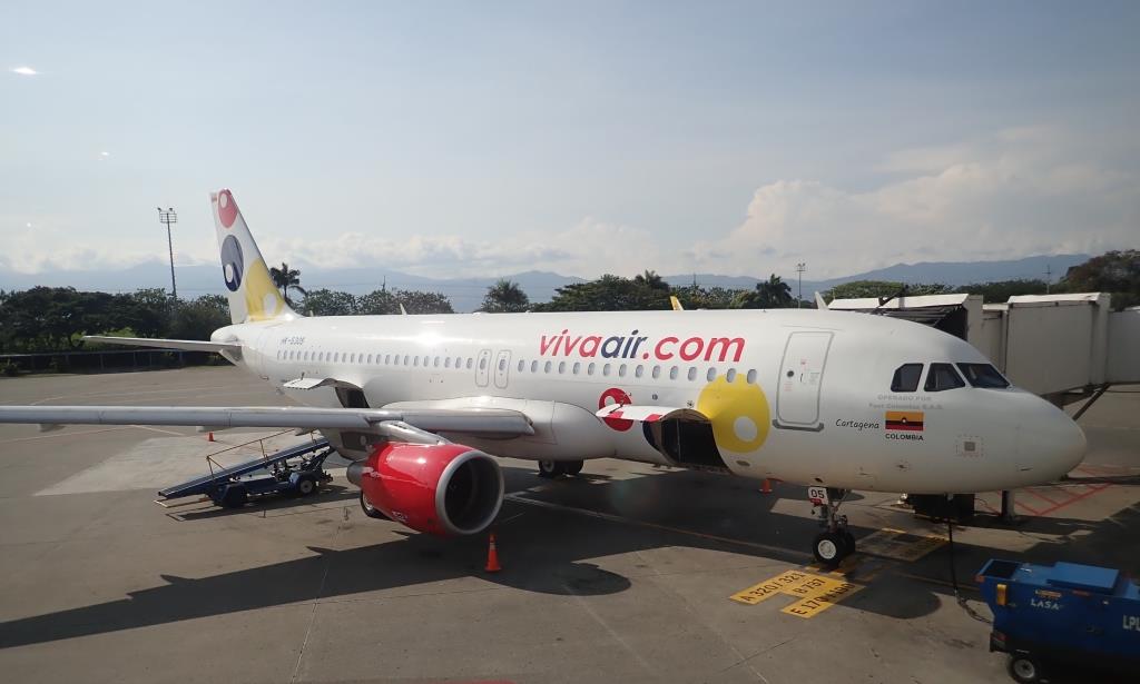 Viva Air Airbus A320 at CLO by Loren Moss Viva Air Airbus A320 at CLO by Loren Moss