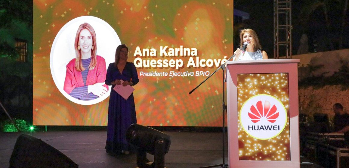Ana Karina Quessep, president of BPrO, talks on stage at the CX Summit 2023 in Cartagena.