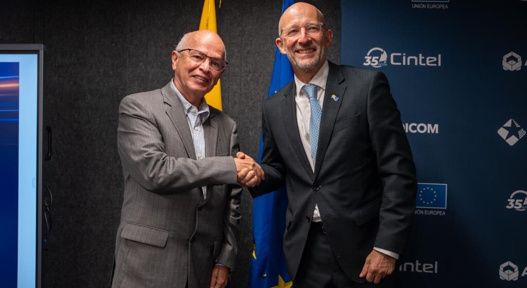 UE EN ANDICOM 15 de abril de 2026 (1) (002) Above photo: CINTEL's Manuel Martinez (left)0 with the EU's François Roudié.