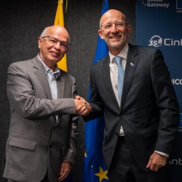 Above photo: CINTEL's Manuel Martinez (left)0 with the EU's François Roudié.